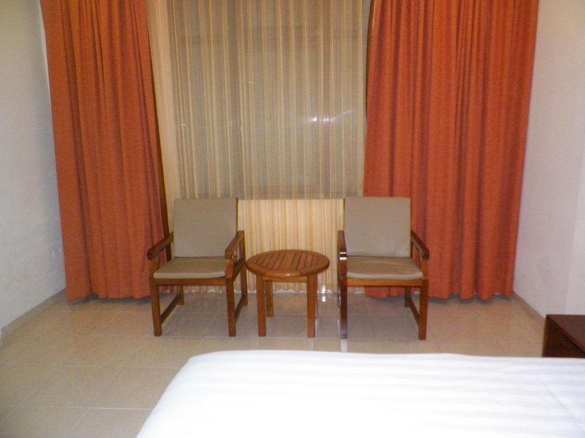 Multazam Hotel Solo エクステリア 写真