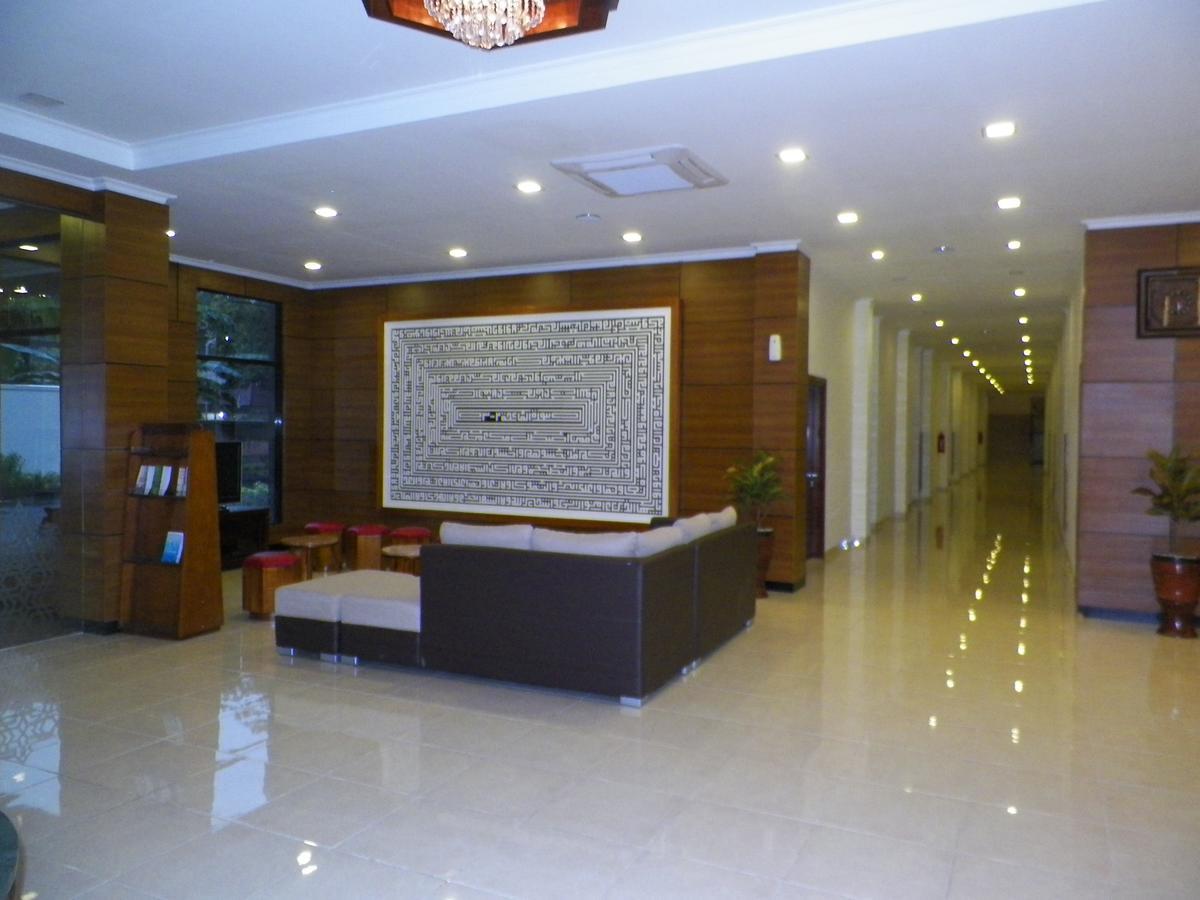 Multazam Hotel Solo エクステリア 写真