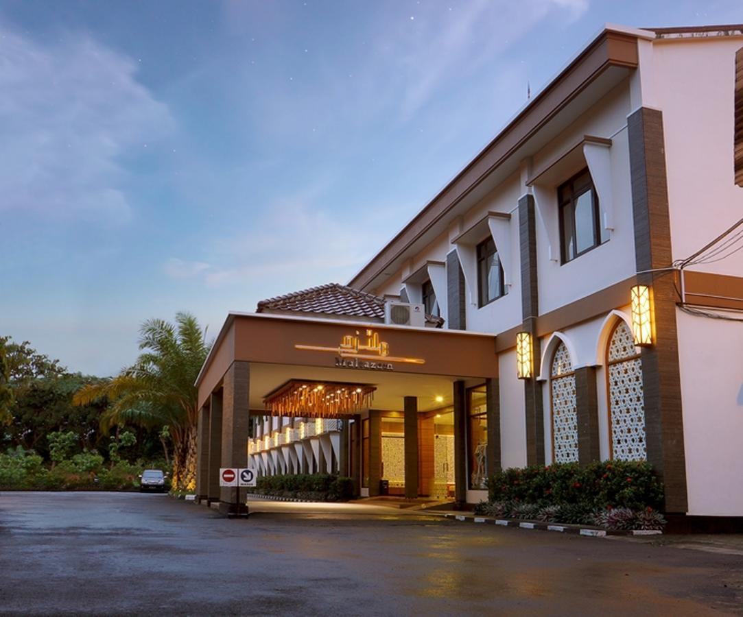 Multazam Hotel Solo エクステリア 写真