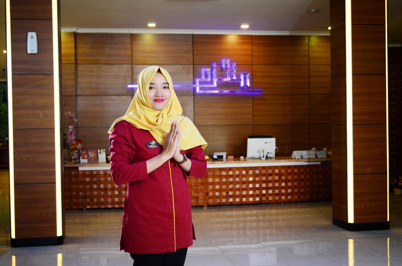 Multazam Hotel Solo エクステリア 写真